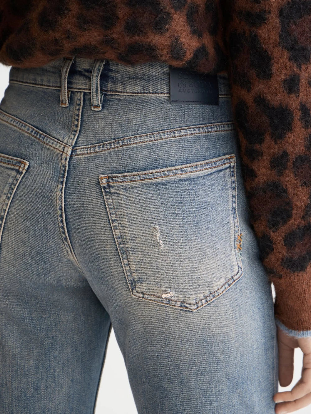 the-glow-bootcut-jeans-dirty-bertie detail shot by Scotch & Soda