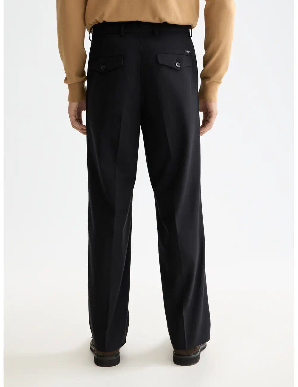 Relaxed Straight Chino detail shot showing fabric and craftsmanship by Scotch & Soda