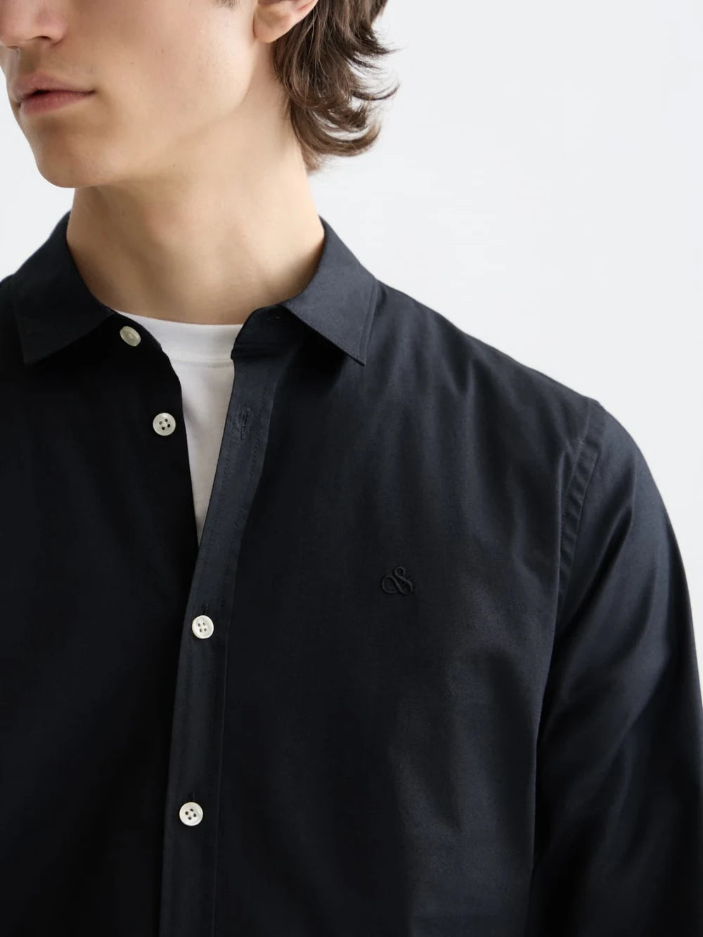 core-poplin-solid-black detail shot by Scotch & Soda
