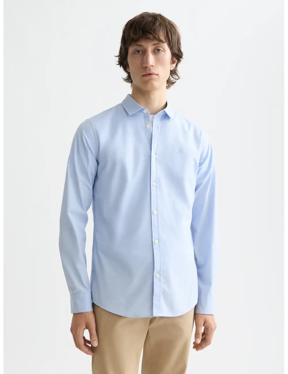 Poplin Solid Shirt close-up on model showing fit and detail by Scotch & Soda