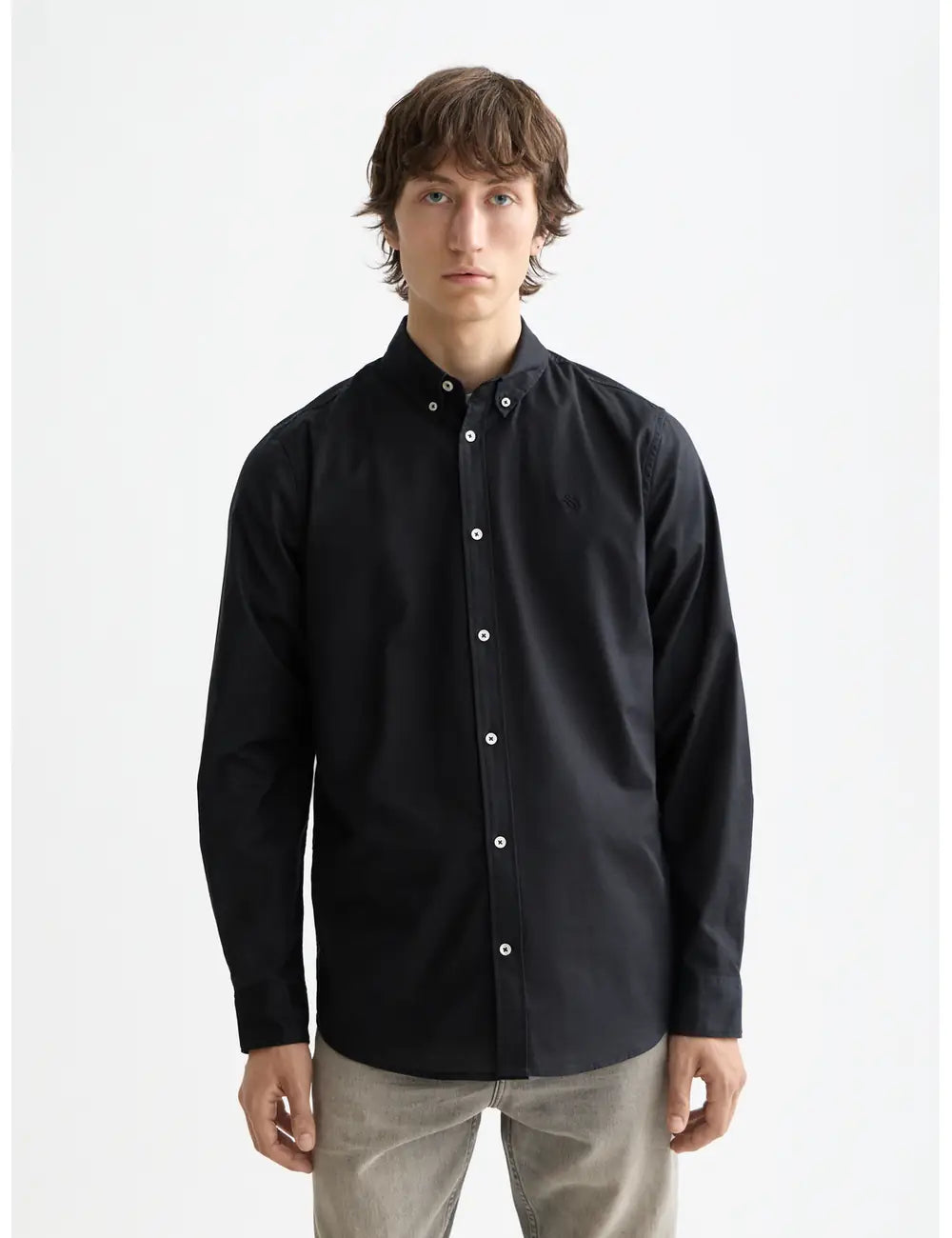 Oxford Solid Shirt close-up on model showing fit and detail by Scotch & Soda