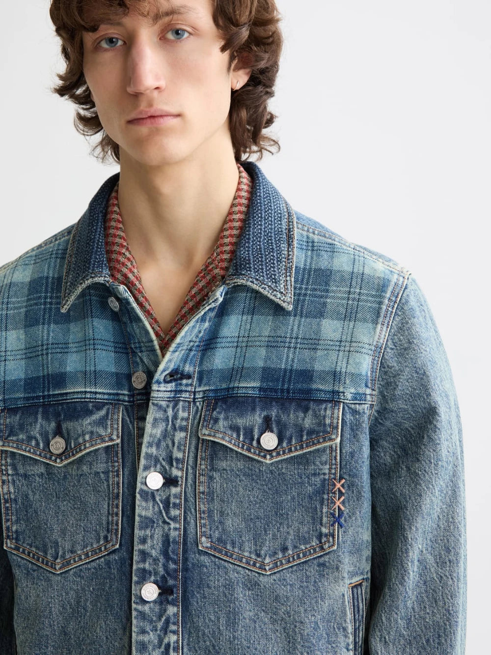 denim-trucker-jacket-with-contrast-panelling detail shot by Scotch & Soda