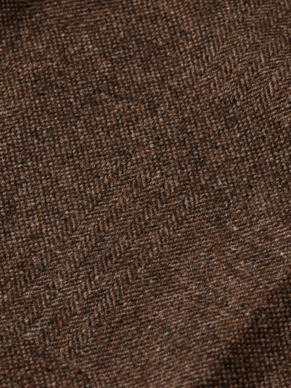 yarn-dyed-wool-blend-relaxed-straight-pleated-chino detail shot by Scotch & Soda