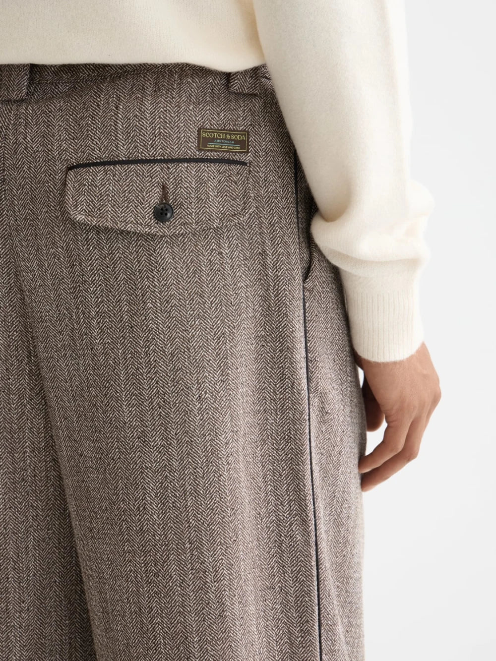 herringbone-yarn-dyed-pleated-baggy-fit-chino detail shot by Scotch & Soda