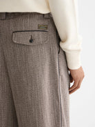 herringbone-yarn-dyed-pleated-baggy-fit-chino detail shot by Scotch & Soda