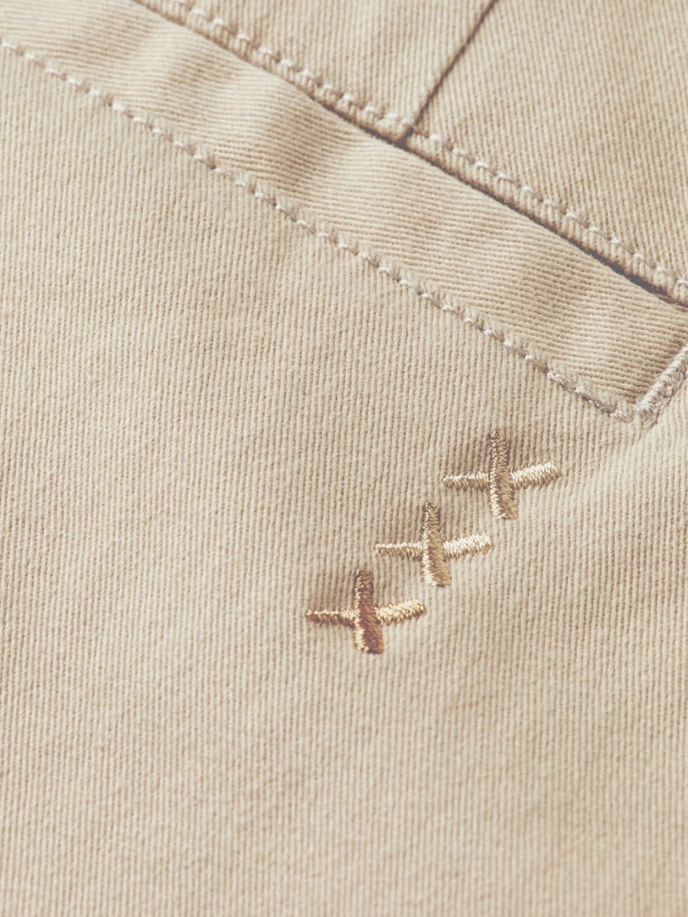 seasonal-core-drift-washed-cotton-blend-chino detail shot by Scotch & Soda