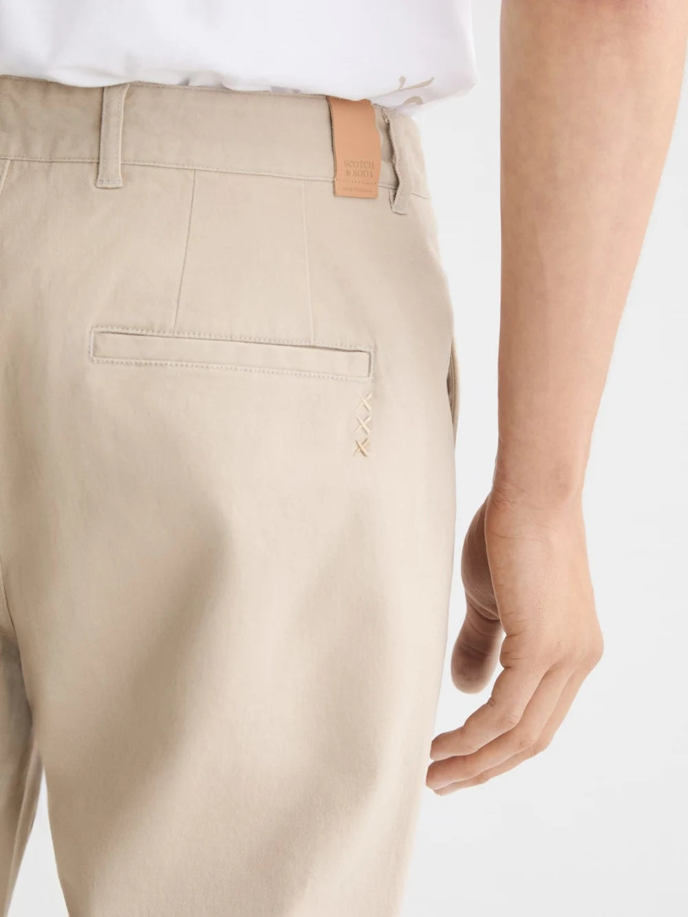 seasonal-core-drift-washed-cotton-blend-chino detail shot by Scotch & Soda