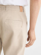 seasonal-core-drift-washed-cotton-blend-chino detail shot by Scotch & Soda