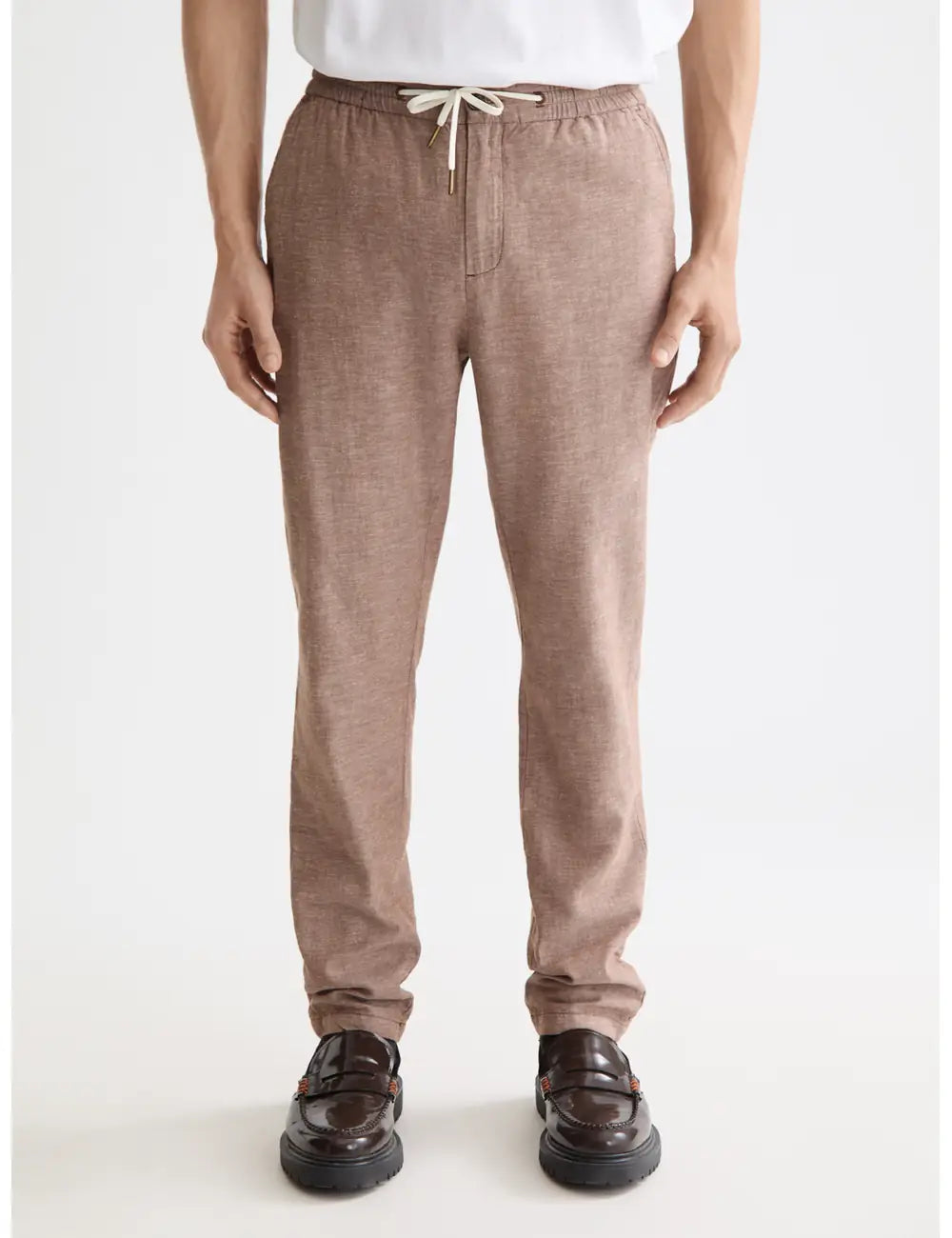 Straight Fit Jogger close-up on model showing fit and detail by Scotch & Soda