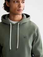 seasonal-core-regular-fit-logo-badge-hoodie-3 detail shot by Scotch & Soda