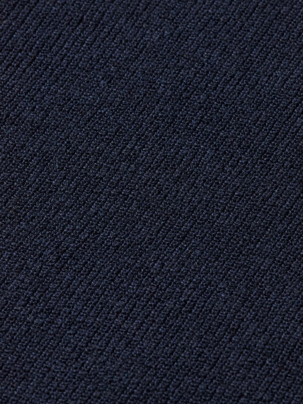 linnen-blend-crew-neck detail shot by Scotch & Soda