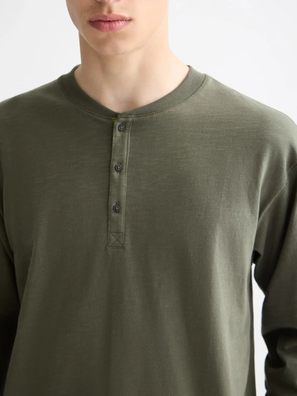 slub-henley-t-shirt-ls detail shot by Scotch & Soda