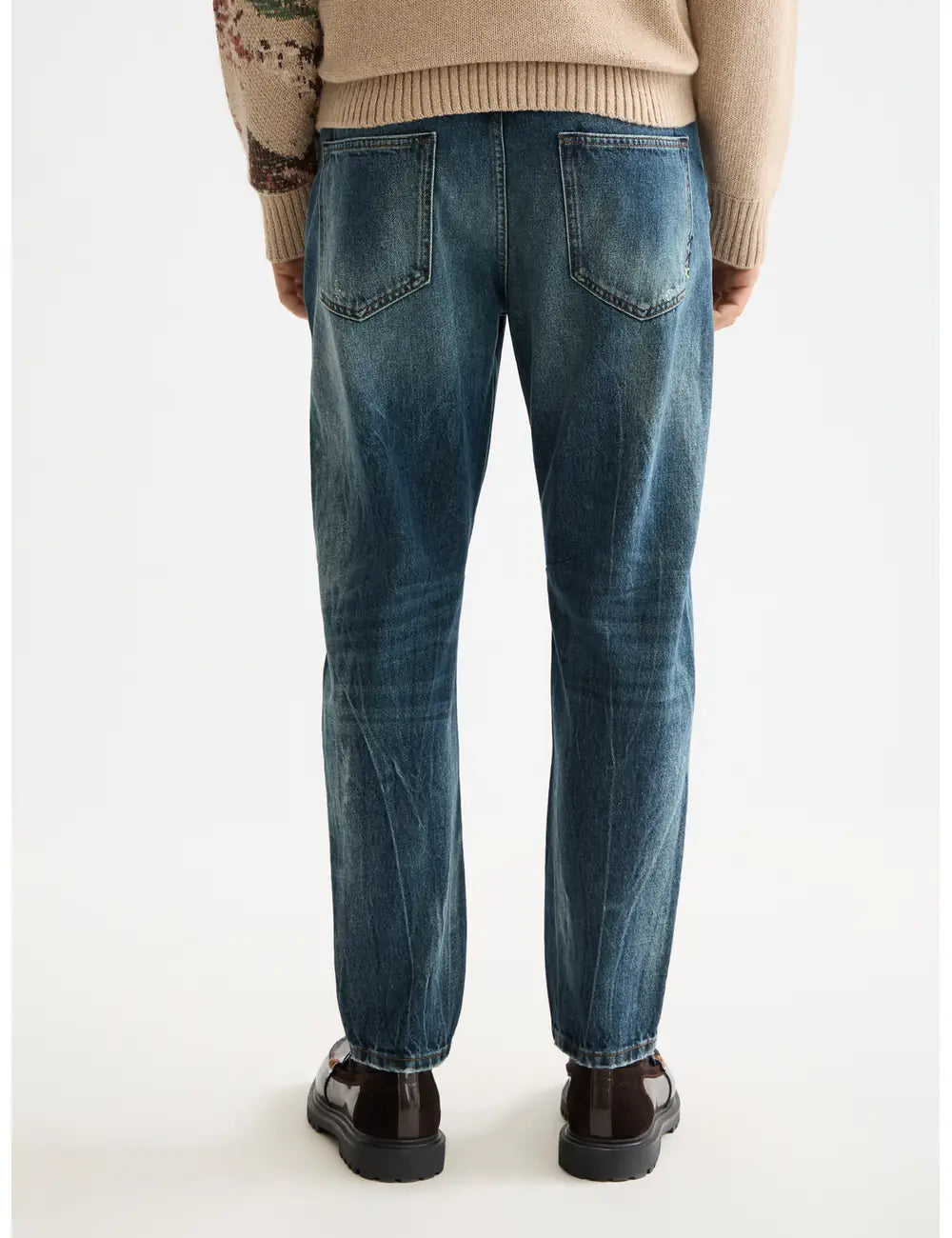 Dean Loose Tapered detail shot showing fabric and craftsmanship by Scotch & Soda