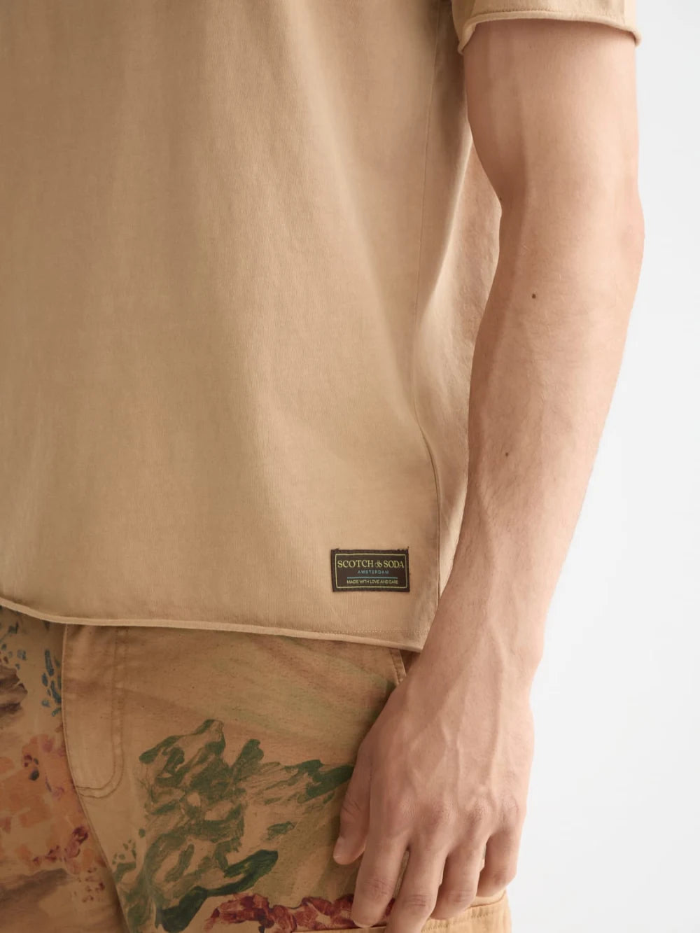 raw-edge-t-shirt-1 detail shot by Scotch & Soda