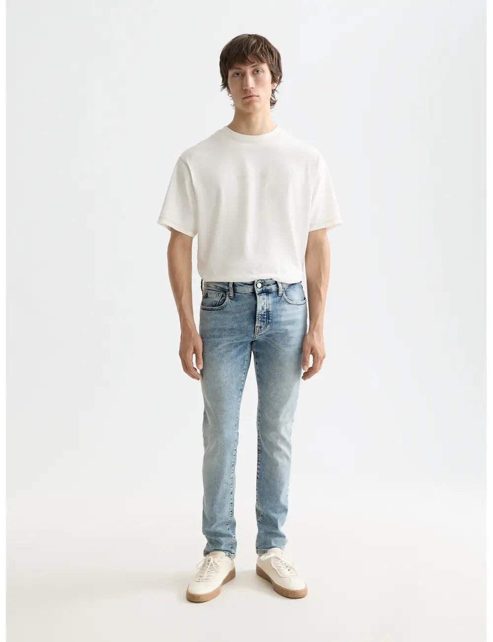 Ralston Organic Cotton full model shot showing overall fit by Scotch & Soda