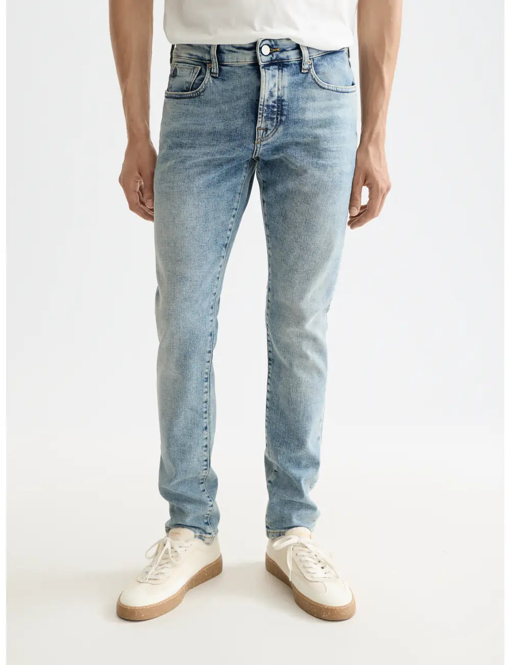 Ralston Organic Cotton close-up on model showing fit and detail by Scotch & Soda