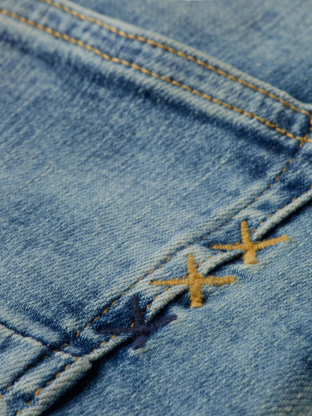 ralston-organic-cotton-aqua-blue detail shot by Scotch & Soda