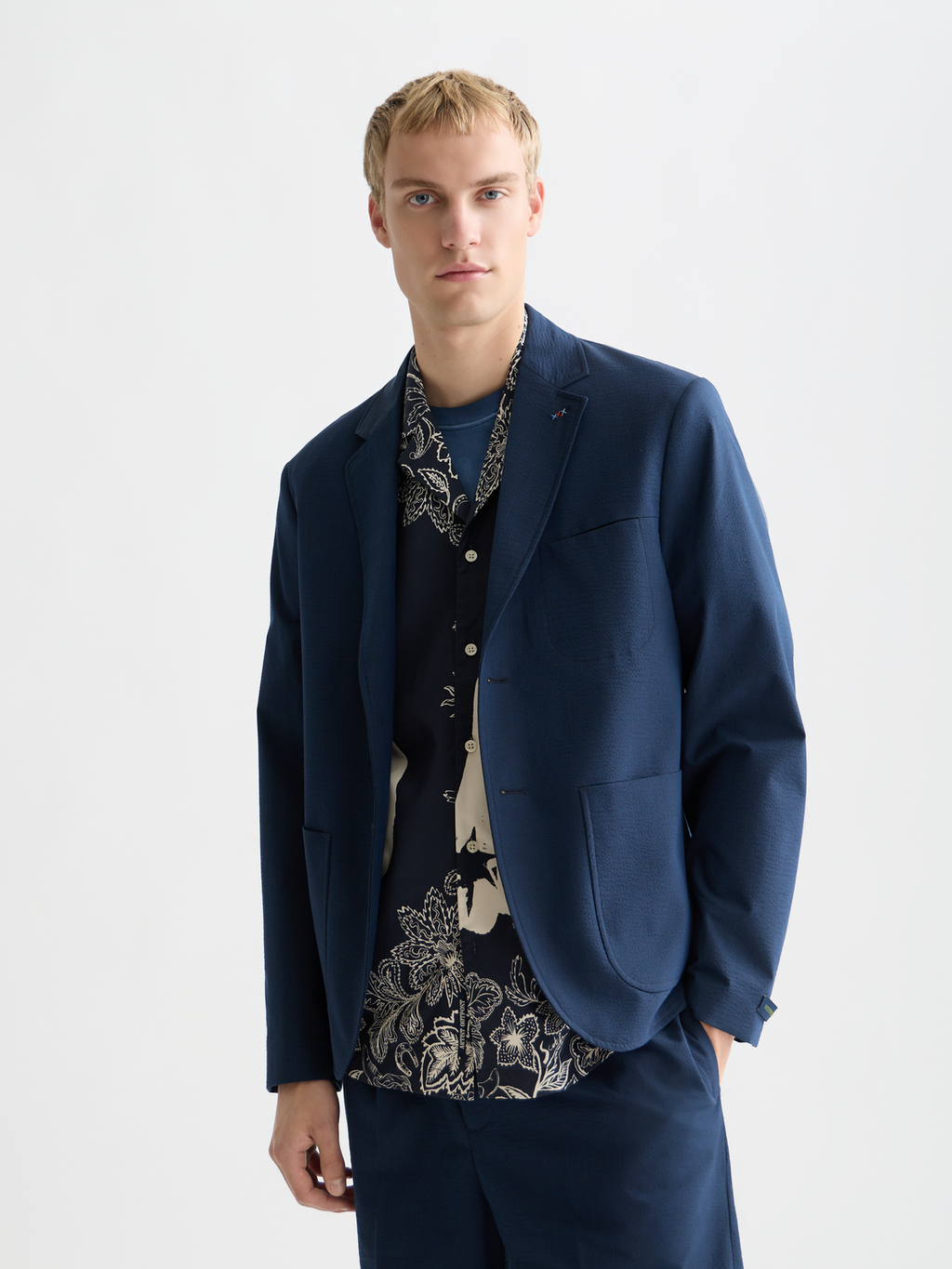 Unconstructed cotton-blend seersucker blazer