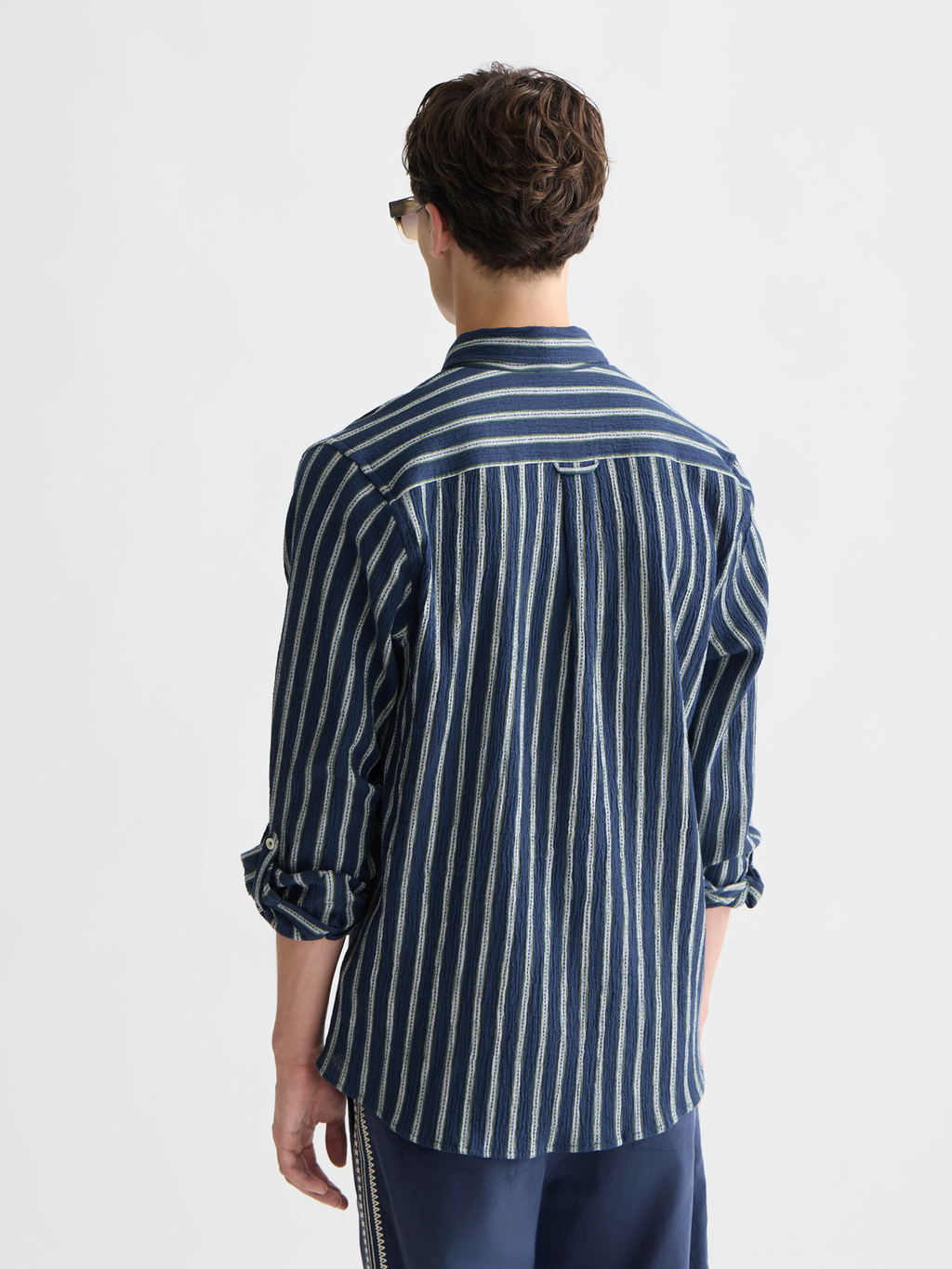 Striped crinkle structure shirt