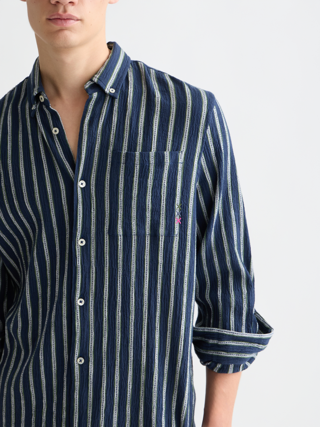 Striped crinkle structure shirt