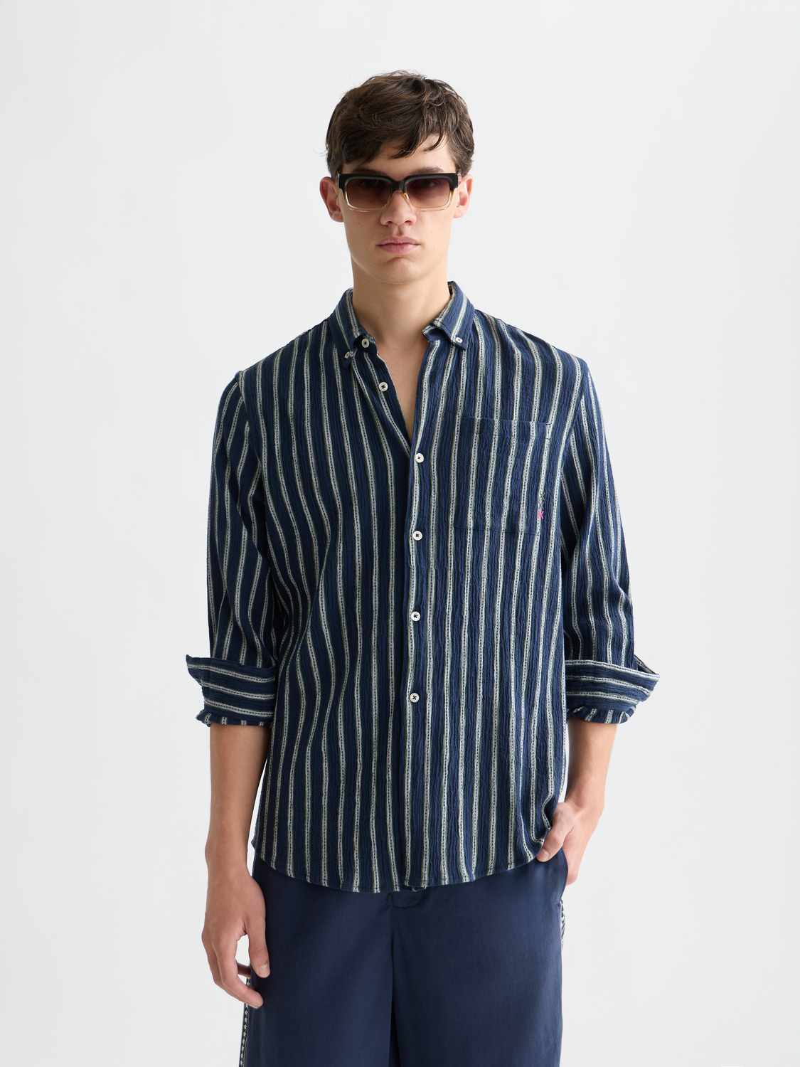 Striped crinkle structure shirt