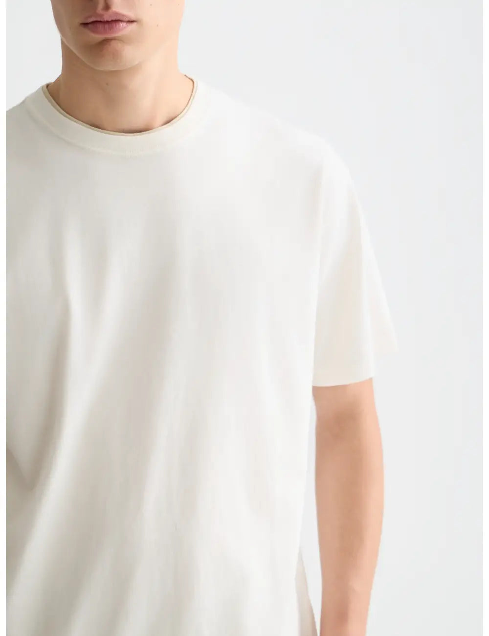 3 Crosses Garment Dyed Relaxed Fit T-shirt detail shot of fabric and craftsmanship by Scotch & Soda