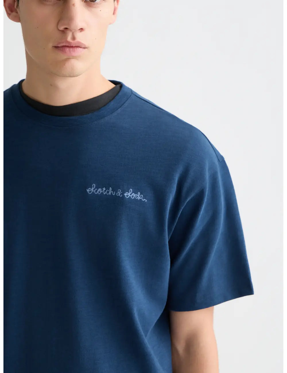 Slubyarn Chest Pocket Artwork Relaxed Fit T-shirt detail shot of fabric and craftsmanship by Scotch & Soda