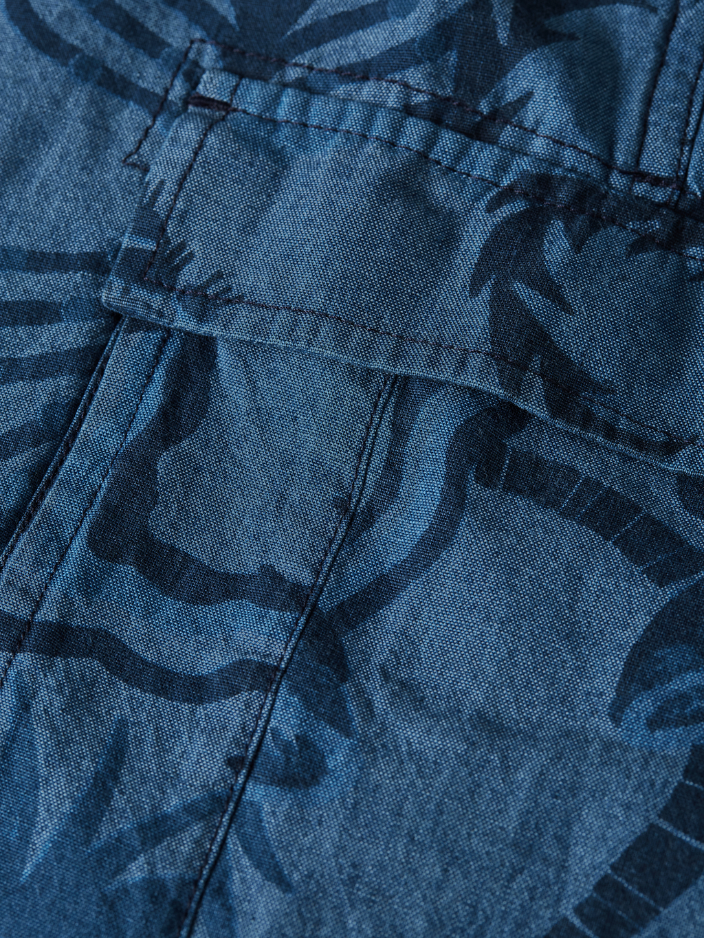 printed chambray cargo shorts