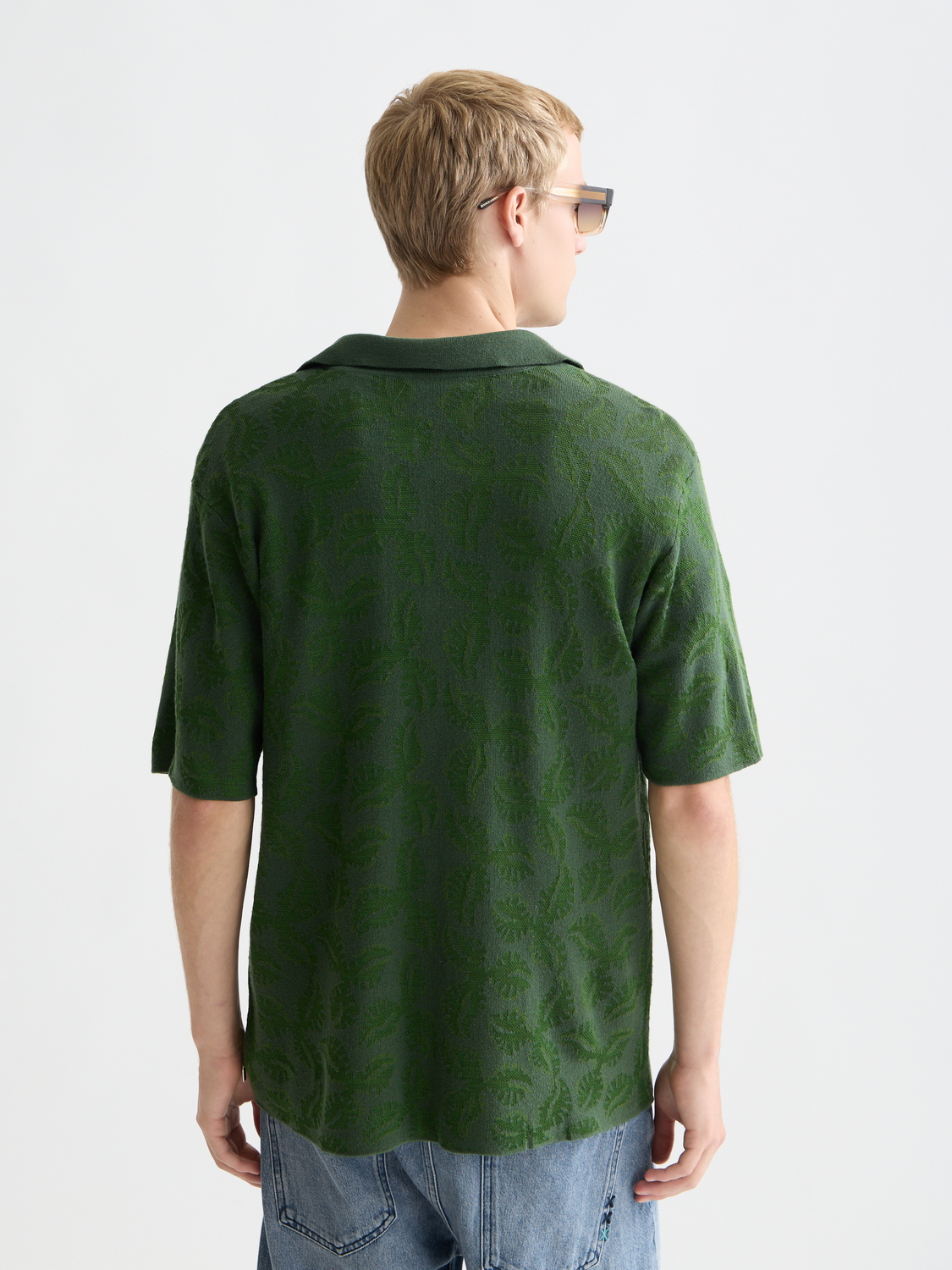 Two-tone knitted short sleeve shirt