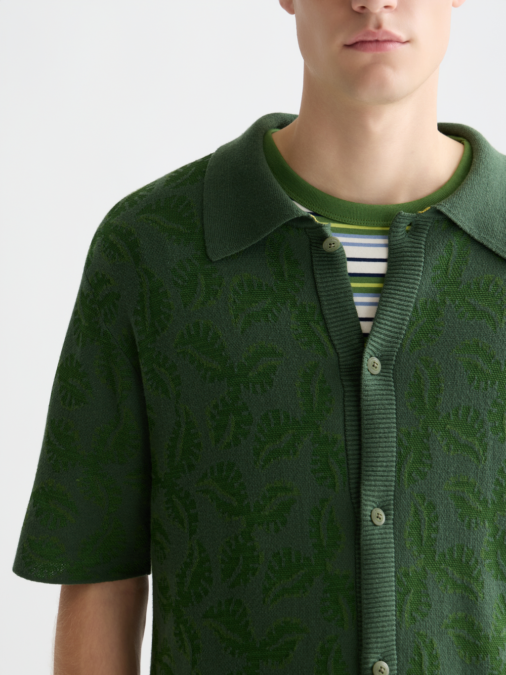 Two-tone knitted short sleeve shirt