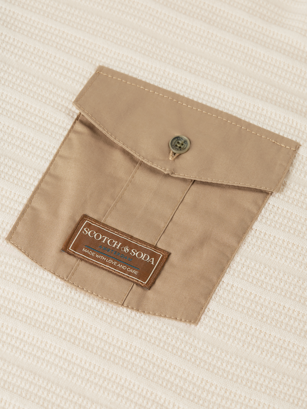 Structured chest pocket relaxed pullover