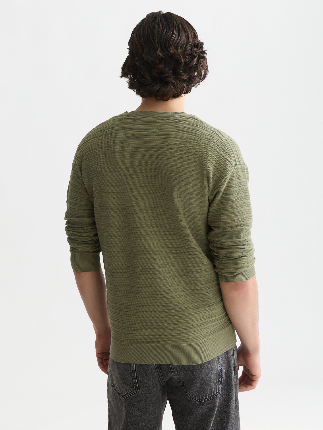 Structured chest pocket relaxed pullover