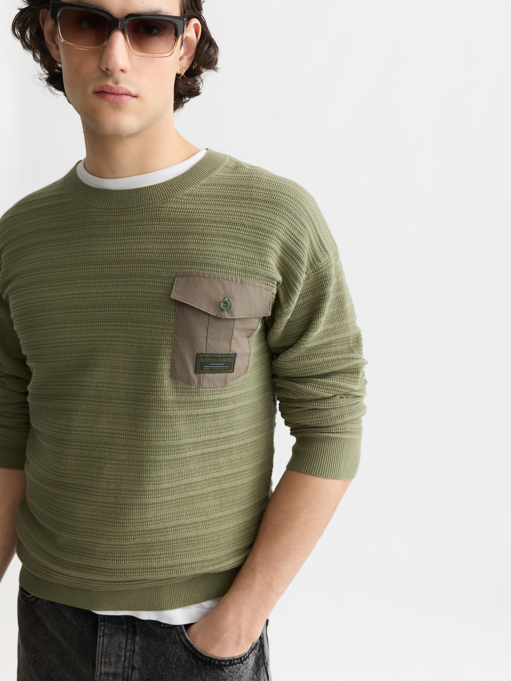 Structured chest pocket relaxed pullover