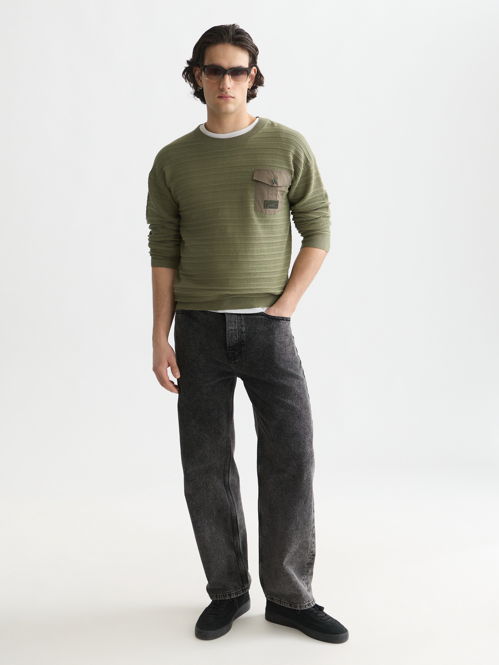 Structured chest pocket relaxed pullover