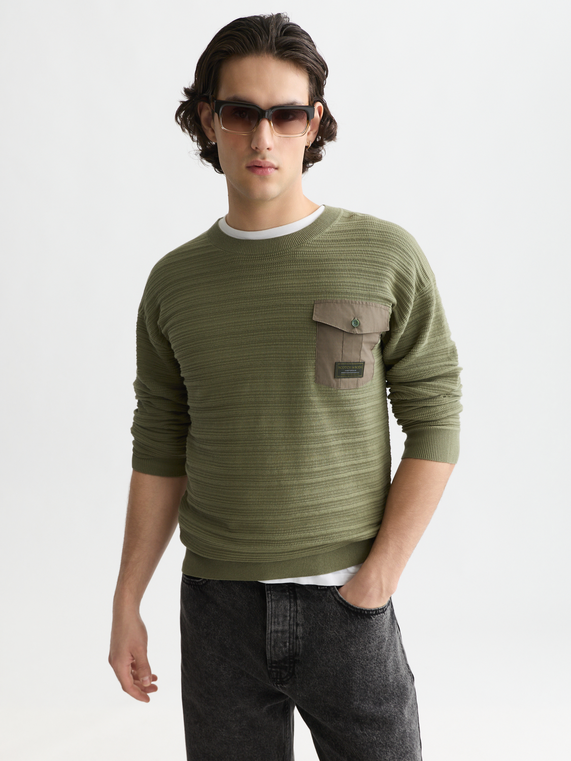 Structured chest pocket relaxed pullover