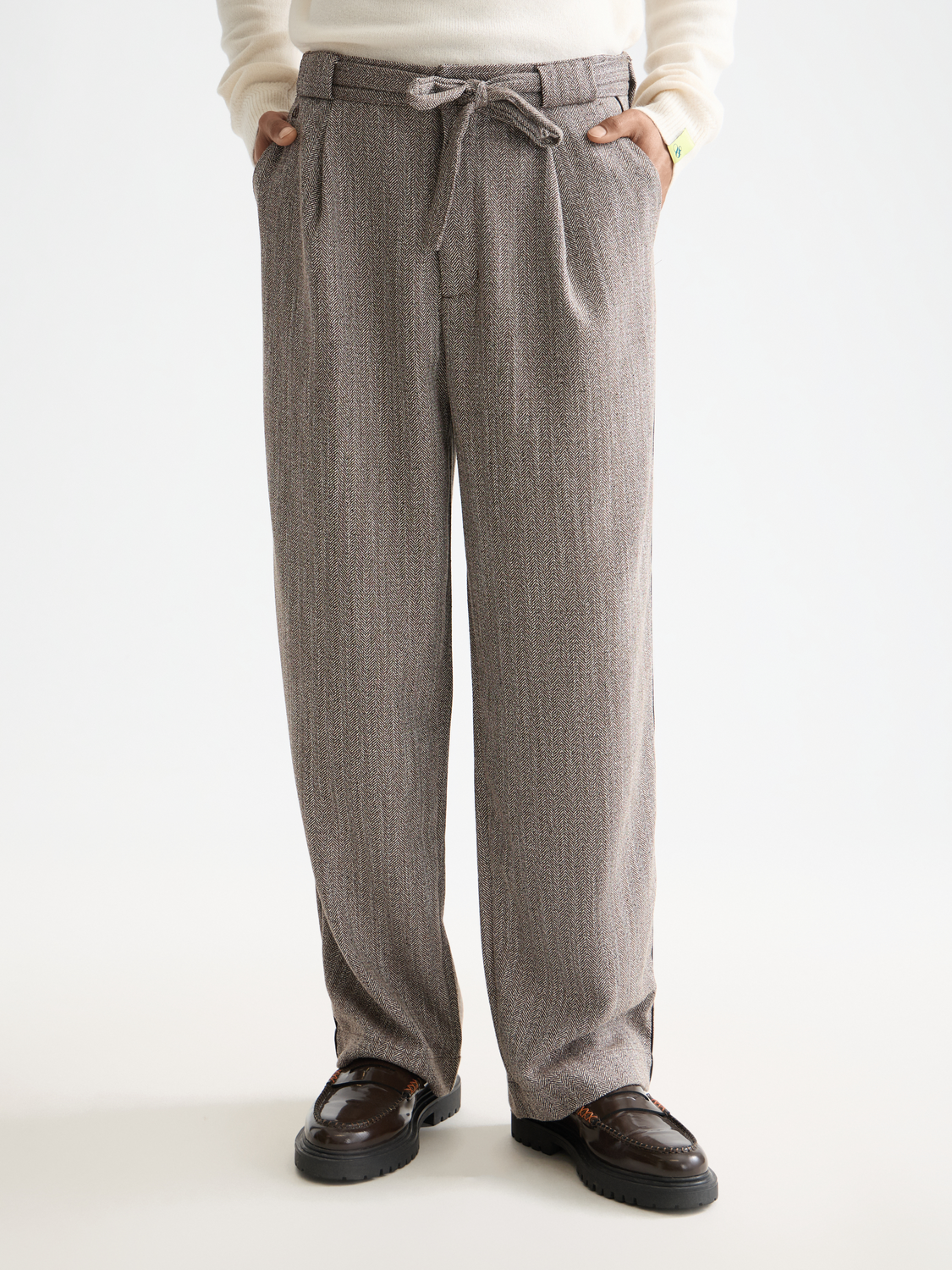 Herringbone yarn-dyed pleated baggy chino