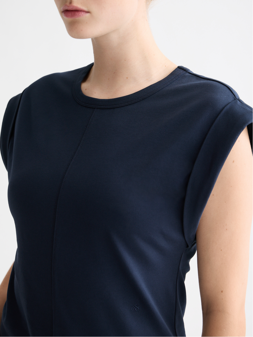 Fitted rolled-up sleeve T-shirt