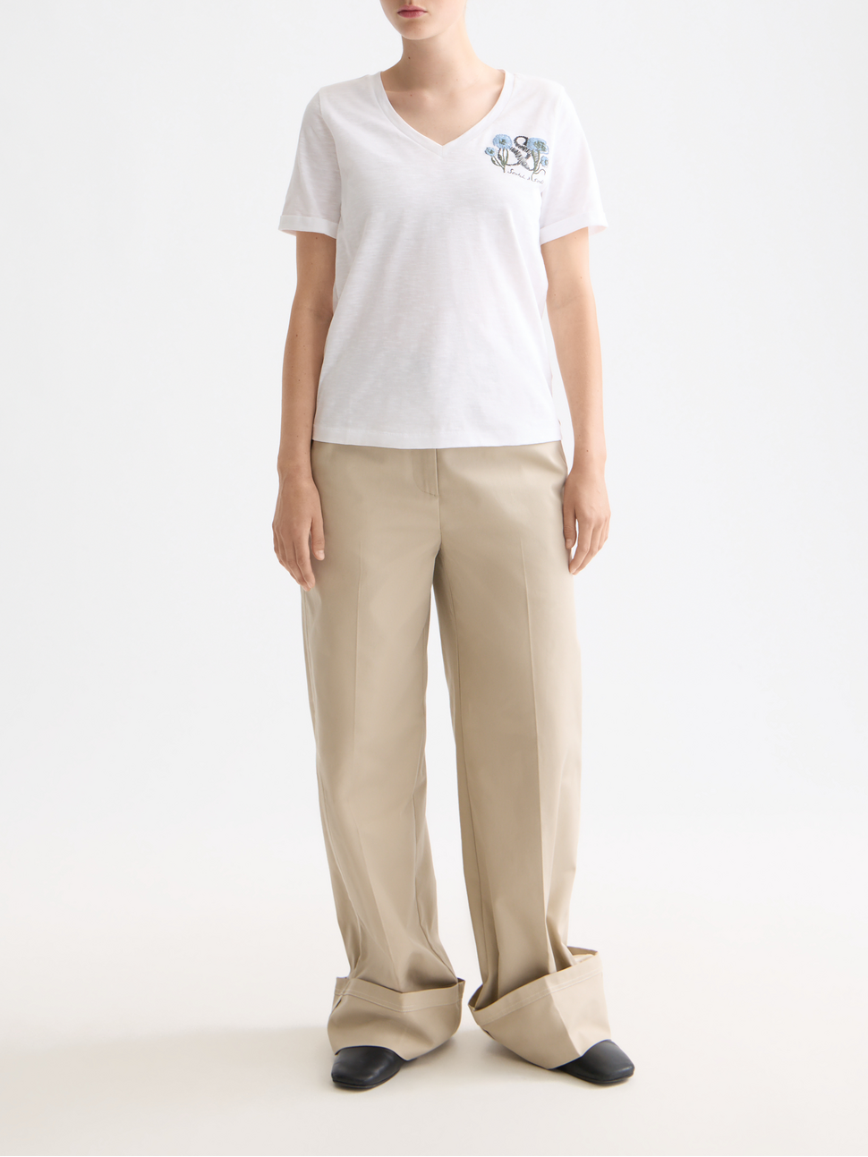V-neck embroidered artwork T-shirt