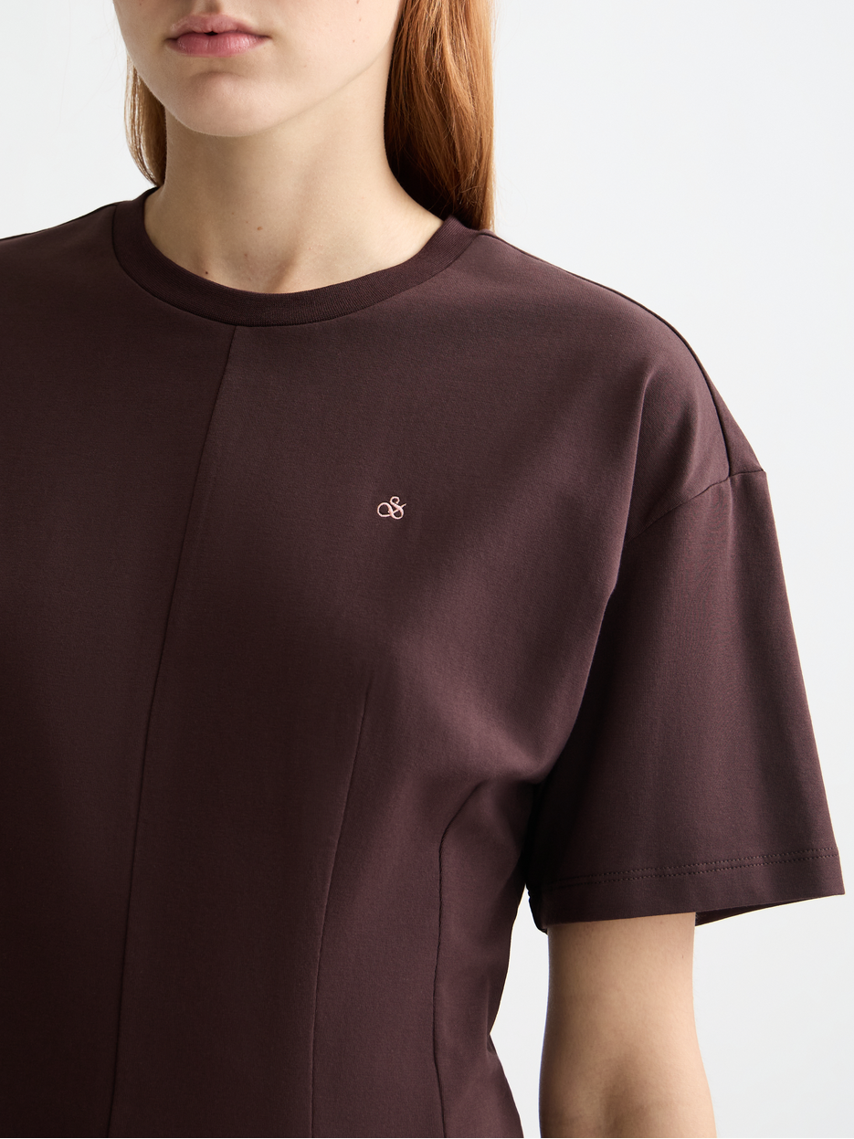 T-shirt with shaping