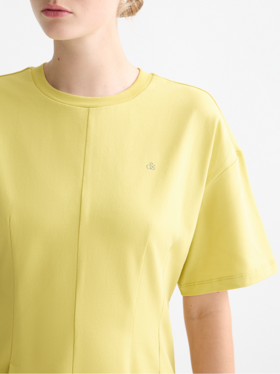 T-shirt with shaping