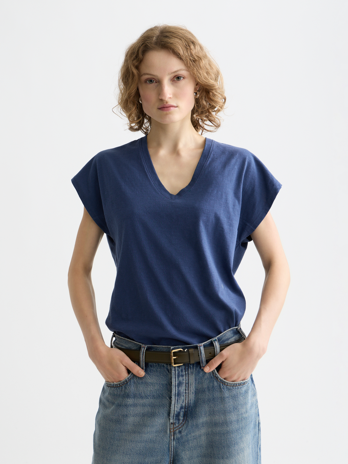 V-neck logo embroidery t-shirt
