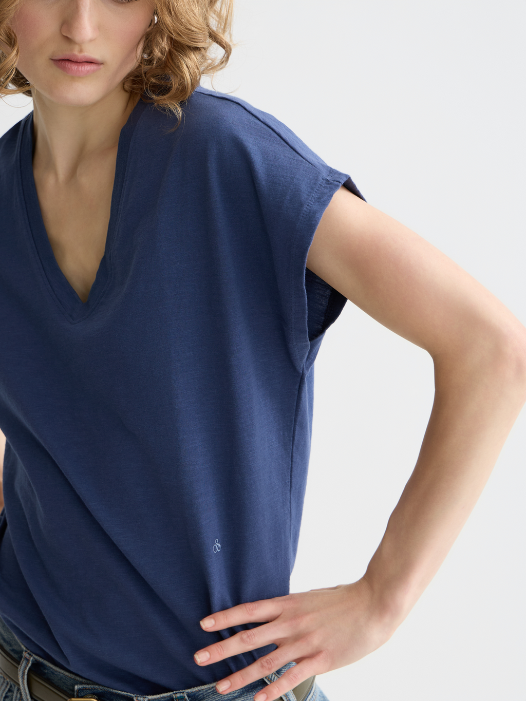 V-neck logo embroidery t-shirt