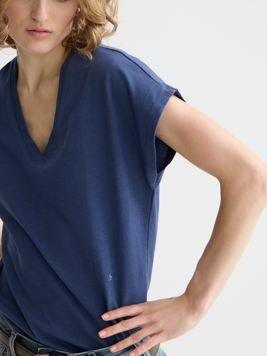 V-neck logo embroidery t-shirt