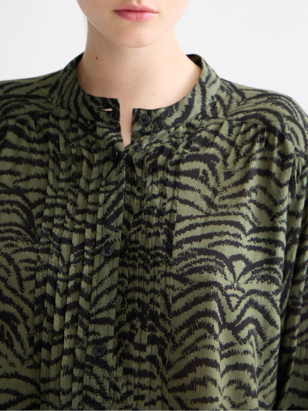 Printed pintuck shirt