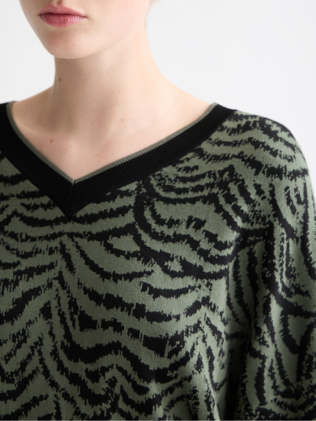Jacquard V-neck pullover
