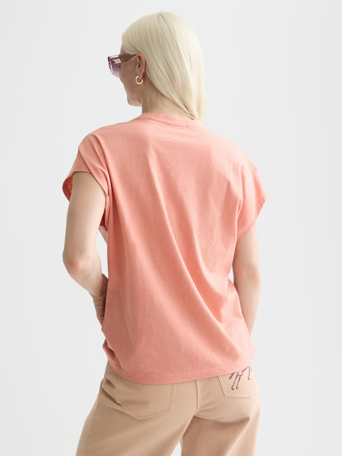 V-neck logo embroidery t-shirt