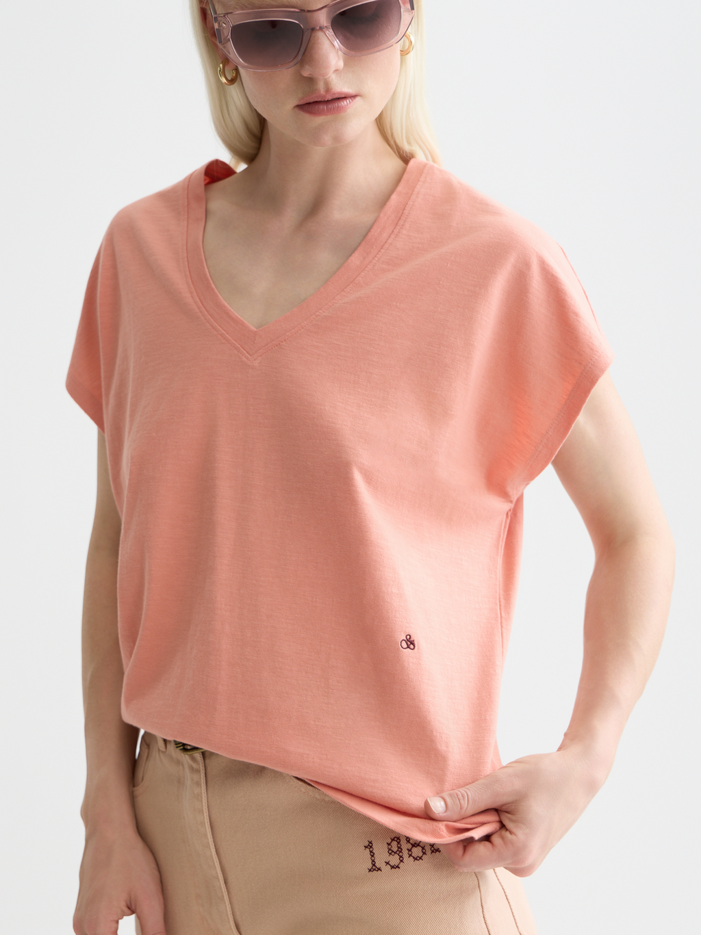 V-neck logo embroidery t-shirt