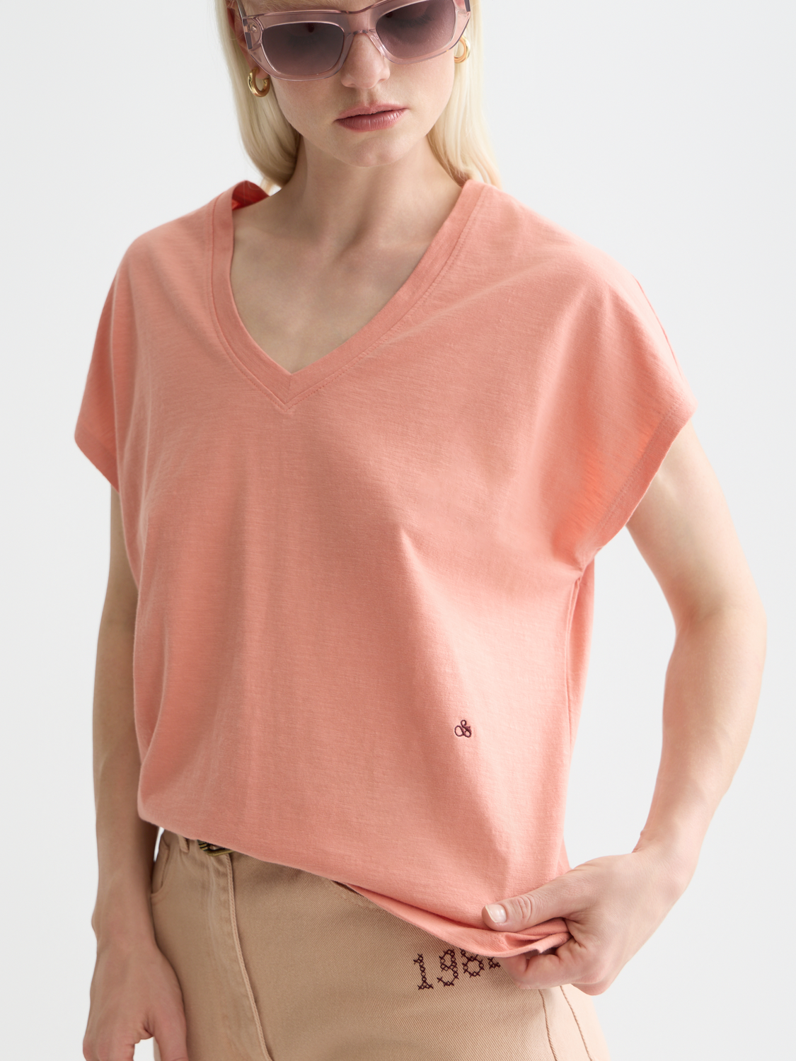 V-neck logo embroidery t-shirt