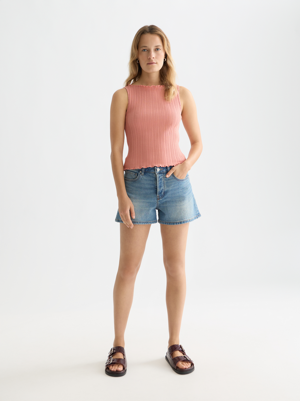 Structured rib tank