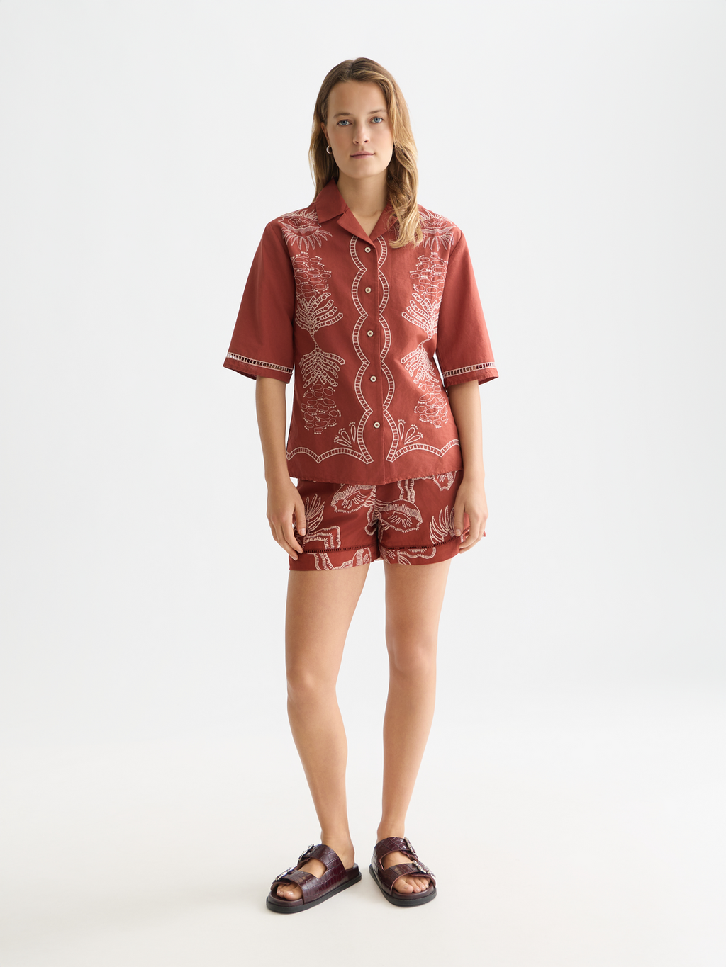 Embroidered short sleeved fitted shirt